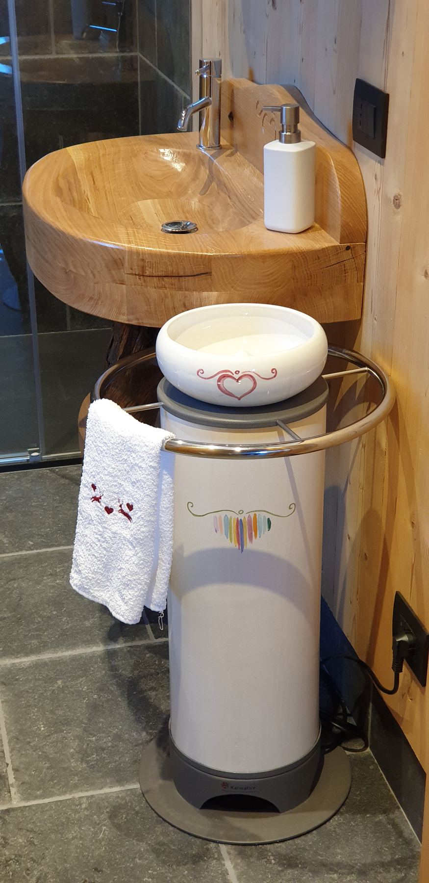 Bagno con lavabo in legno e ciotola in ceramica dipinta con un cuore