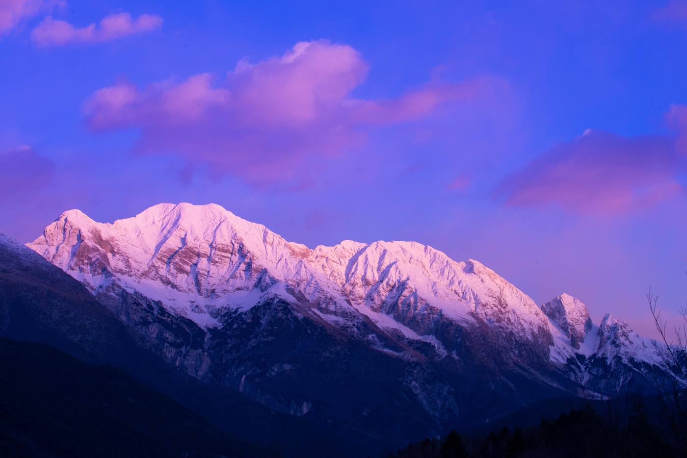Le cime innevate rosa nella luce rosata
