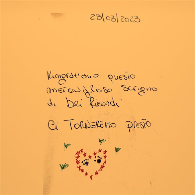 Messaggio nel libro delle presenze, 23 marzo 2023, con un cuoricino con le impronte di zampe