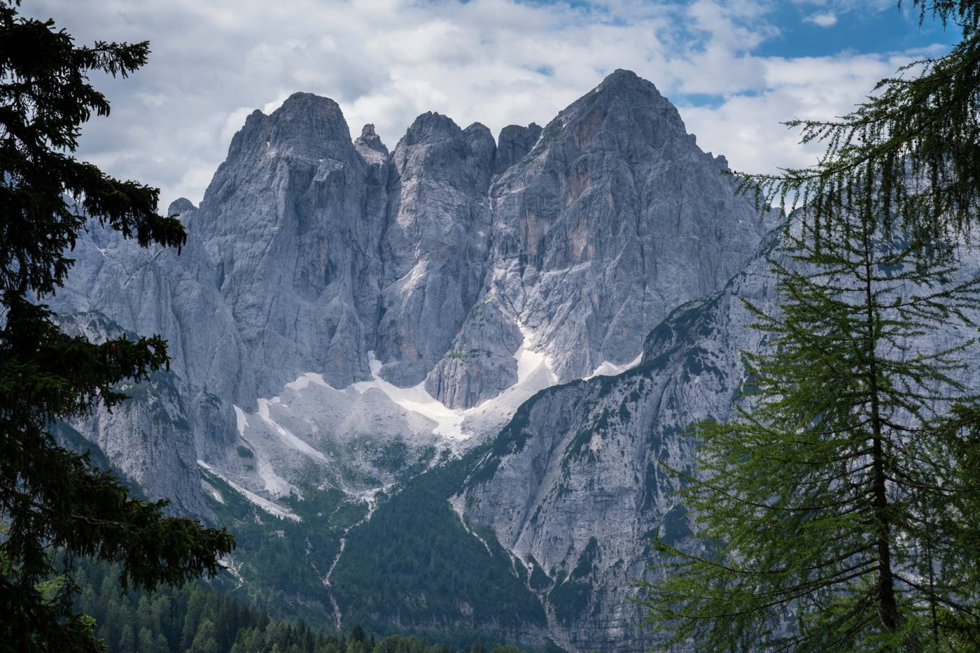 Torri di roccia delle Alpi Giulie tra le nuvole