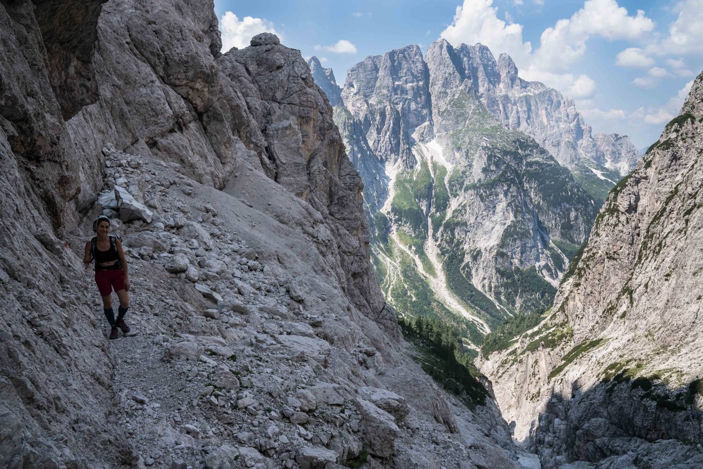 Sul sentiero attrezzato, con la valle sullo sfondo