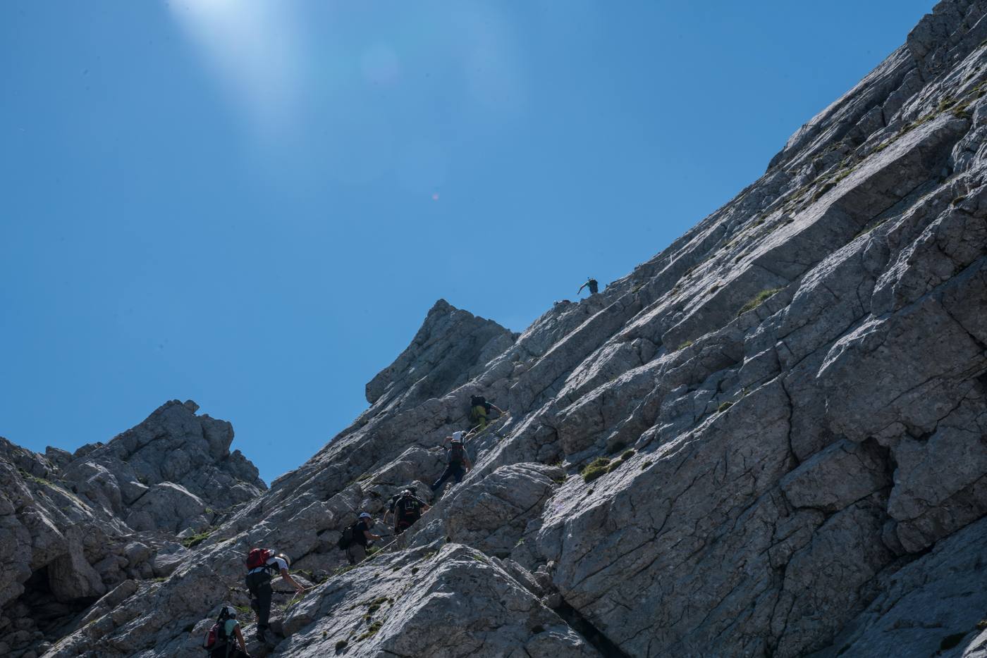In salita sulla roccia, sotto il sole