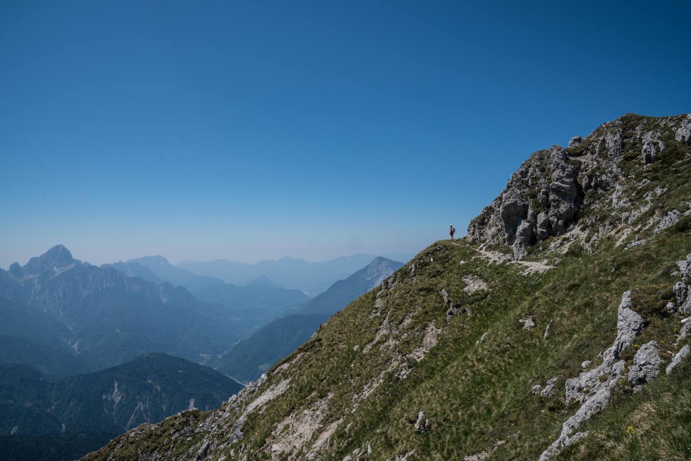 Un escursionista sul crinale, sopra la valle