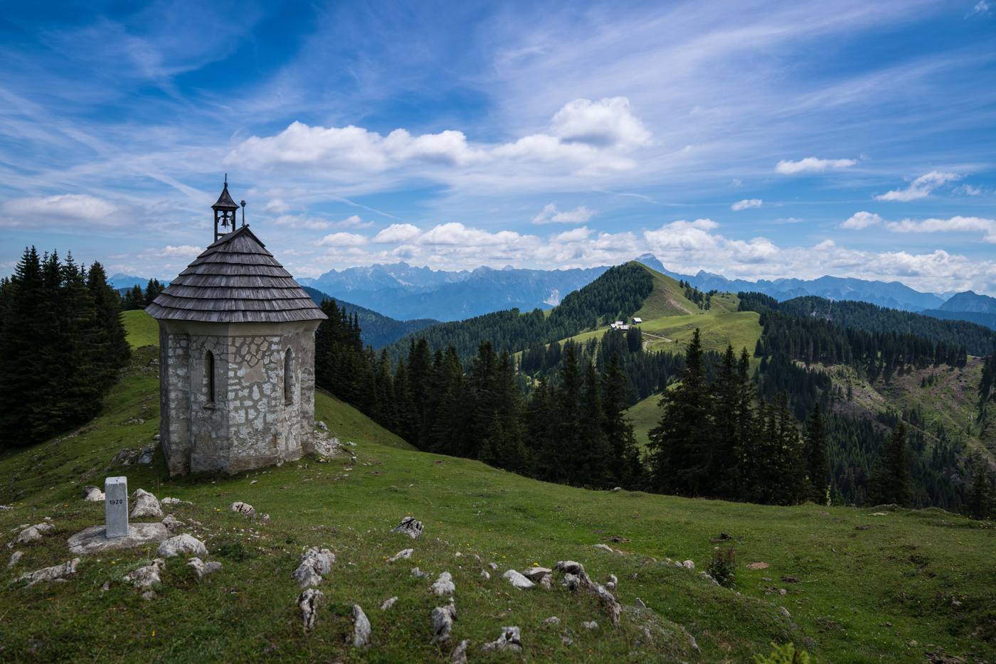 La cappella sul crinale, con il cippo di confine del 1920