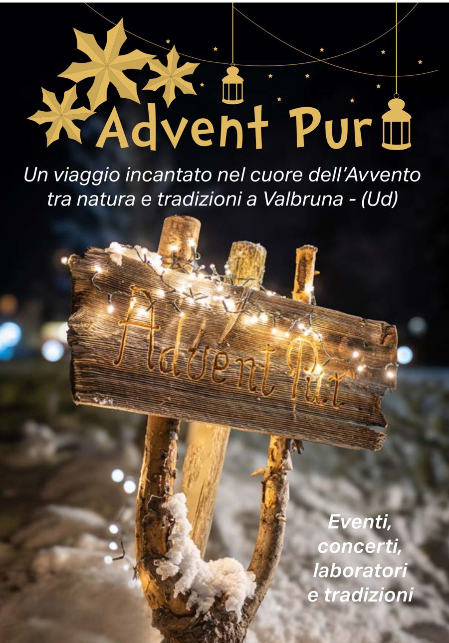 Locandina di Advent Pur: un cartello di legno illuminato da luci nel bosco innevato di Valbruna